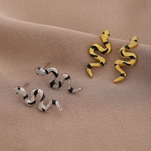 S-förmige Schlangen-Ohrstecker in Gold und Silber mit Zirkonia und schwarzer Emaille