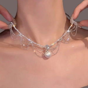 Collier ras du cou luxueux à strass multicouches avec élégante perle blanche pour femme