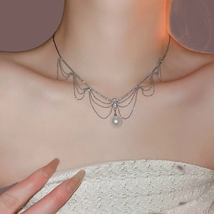 Collier de perles multicouche élégant avec franges strass sur le cou d'un modèle