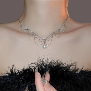 Collier multi-rangs argenté élégant avec strass et pendentif perle pour femme