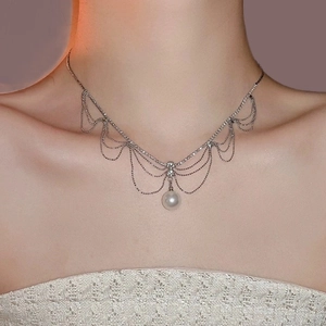 Collier élégant de style français avec perles et strass sur le cou d'un mannequin