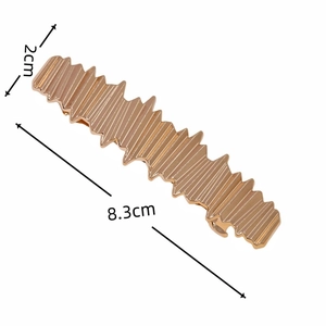 Pince à cheveux minimaliste ondulée en métal doré avec mesure de 8,3 cm