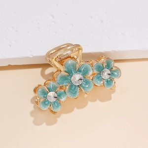 Pince à cheveux dorée élégante avec trois fleurs en émail bleu clair et cristaux brillants