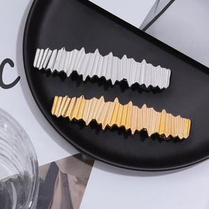 Pince à Cheveux en Alliage Minimaliste Bord Dentelé Irrégulier Mode Rayé Métallique Pince à Ressort pour Femme Coiffure