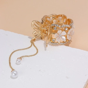 Elegante pinza per capelli a fiore dorato con petali in resina bianca e nappa di perle