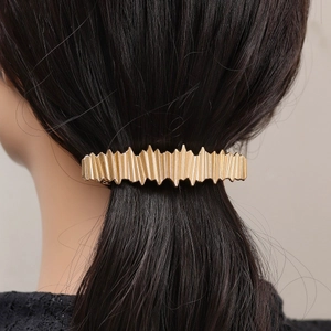 Pince à cheveux minimaliste dorée au design ondulé et forme d'éclair moderne sur cheveux