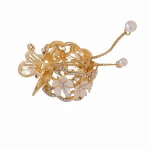 Elegante molletta per capelli a fiore dorato con nappe di perle e farfalla su bianco