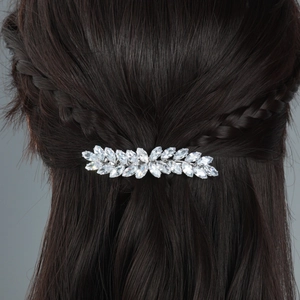 Eleganter silberner Haarclip mit Zirkonia im Marquise-Schliff auf braunem Haar