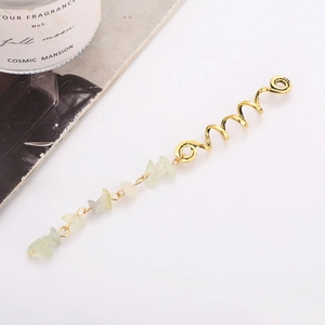 Bijou de cheveux en spirale dorée avec pendentif en pierre naturelle vert clair sur fond blanc