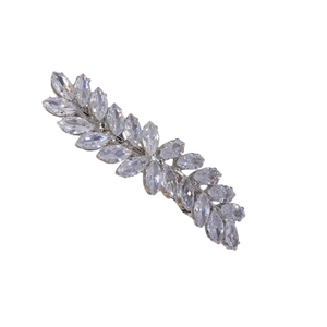 Detail der blattförmigen Haarspange mit Zirkonia im Marquise-Schliff und polierter Basis