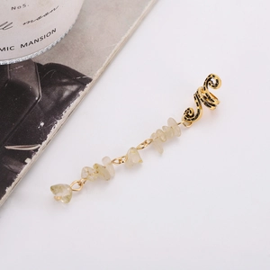 Détail du bijou de cheveux bohème en alliage doré avec pendentifs en pierres naturelles