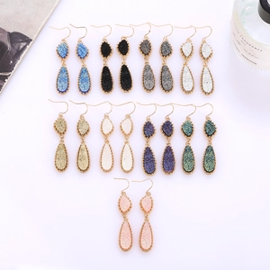 Détails des boucles d'oreilles doubles gouttes colorées avec texture de druse de résine
