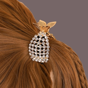 Elegante pinza per capelli a forma di ananas dorata con strass lucenti tra i capelli