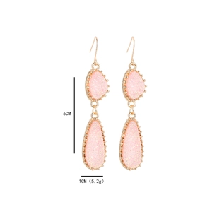Détail de boucles d'oreilles doubles gouttes en résine avec dimensions de 6cm par 1cm