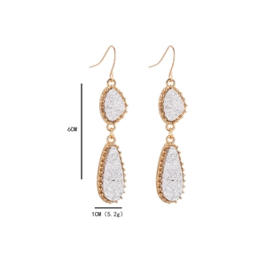 Vue détaillée des boucles d'oreilles druzy à double goutte dorées de 6 cm et texture