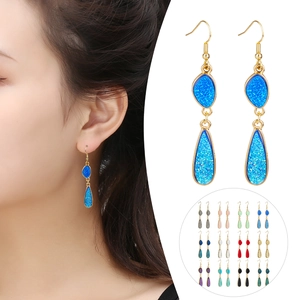 Boucles d'oreilles double goutte en résine colorée avec crochets dorés élégants