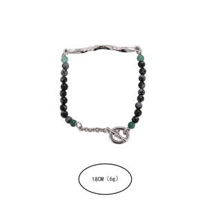 Bracelet minimaliste avec perles émeraude, barres argentées polies et fermoir OT, 18 cm