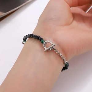 Bracelet de Perles en Verre Vert Émeraude Design de Niche Coréen Fermoir Cabillot Barre en Métal Torsadée Bijoux Hip Hop Unisexe