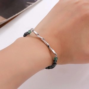 Bracelet en perles vert émeraude avec une barre en argent torsadée au fini raffiné