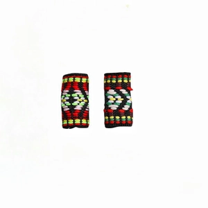 Détails macro de manchettes ethniques colorées pour dreadlocks avec motifs