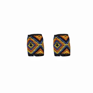 Gros plan sur des accessoires de dreadlocks tissés bohèmes aux motifs ethniques colorés