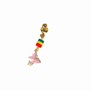 Goldene Haarspirale mit bunten Perlen und rosa Emaille-Schmetterling-Anhänger für Zöpfe