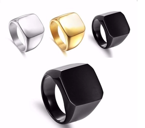 Tre anelli a sigillo quadrati in argento oro e nero con una finitura liscia e lucidata