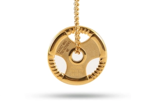 Detail van gouden halterschijf hanger met gegraveerde tekst op een fijne ketting