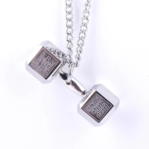 Gros plan du pendentif haltère en argent avec texte gravé sur une chaîne à mailles J