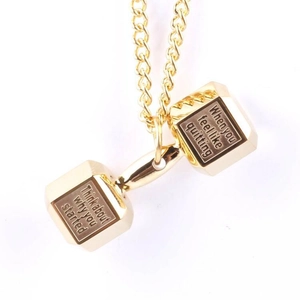 Collier haltère de fitness doré avec citation de motivation en acier titane poli