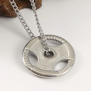 Macro-opname van zilveren halterhanger met PHIL 4:13 gravure aan een verfijnde O-ketting