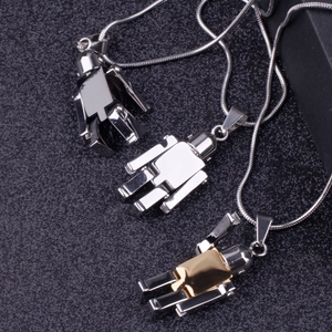 Vue détaillée de pendentifs robots hip-hop en finitions noir, argent et bicolore