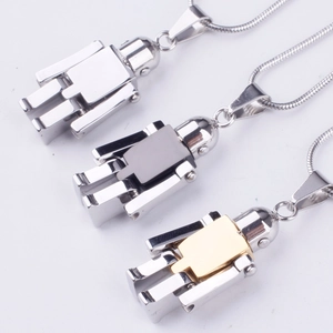 Trois colliers avec pendentifs robots mécaniques en argent, or et noir poli brillant