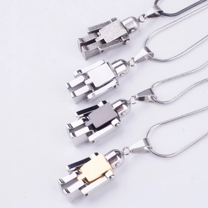 Vue détaillée de quatre pendentifs robots en finitions argent, or et noir