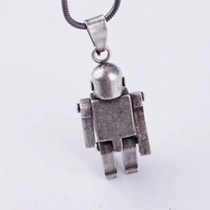 Vue détaillée du pendentif robot industriel vintage avec blocs géométriques argentés
