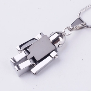 Détail du pendentif robot en acier argenté avec sa chaîne serpent élégante et lisse