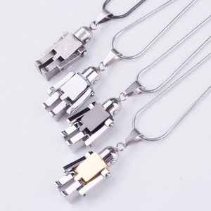 Colliers avec pendentif robot en acier titane en quatre finitions argent, noir et or