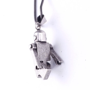 Collier pendentif robot industriel vintage en métal argenté avec texture vieillie