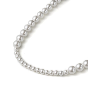 Détails de collier en perles blanches dégradées avec une finition brillante et élégante