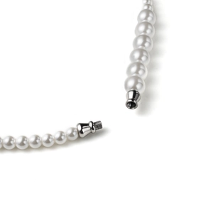 Collier de perles hip-hop avec un fermoir à vis argenté sécurisé sur fond blanc pur