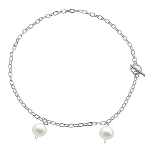 Détail du collier de perles hip-hop avec fermoir en T argenté et perles de nacre rondes