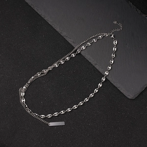 Collier ras du cou double couche en acier argenté avec maillons café et pendentif carré