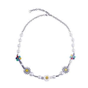Collier de perles marguerite avec pendentifs smiley et symbole de paix en métal mixte