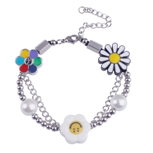 Bracelet double rang avec perles et breloques de marguerite fleurie et signe de paix