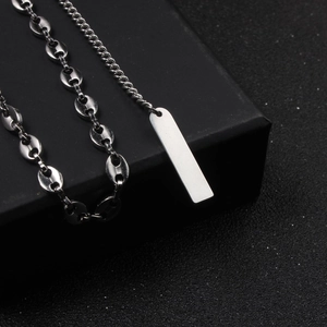 Collier moderne en acier inoxydable argenté avec maille grain de café et pendentif poli