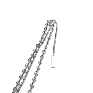 Collier ras du cou argenté multicouche avec chaîne à maillons et pendentif rectangulaire