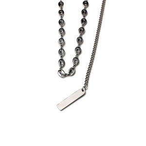 Collier ras du cou en acier argenté avec chaînes mixtes et pendentif rectangulaire poli