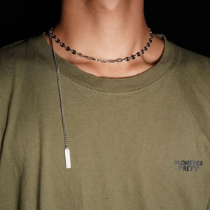 Choker minimaliste argenté avec maillons ovales et pendentif rectangulaire vertical