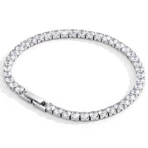 Vue détaillée d'un bracelet tennis en argent avec zircons et un fermoir de sécurité