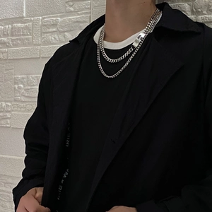 Chic silver double-layered titanium steel cuban chain necklace with metal plaque detail